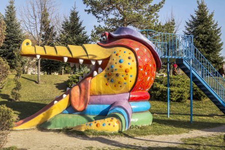 Foto de Ankara, Turquía: Parque infantil con un tobogán en forma de dinosaurio - Imagen libre de derechos