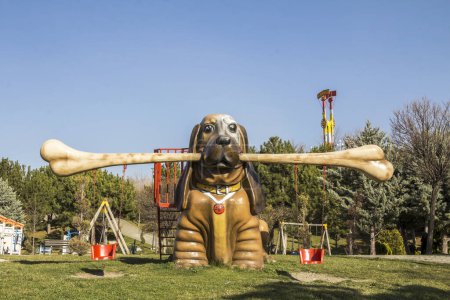 Foto de Ankara, Turquía: Parque infantil con columpio en forma de perro - Imagen libre de derechos