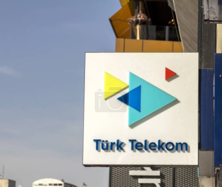 Foto de Turquía Ankara: un cartel con el logotipo de la empresa turca de comunicaciones móviles "Turk telecom" en la calle - Imagen libre de derechos