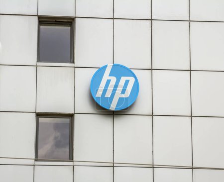 Téléchargez les photos : Bucarest, Roumanie : Vue extérieure du siège de Hewlett-Packard France (HP France), filiale de la société informatique américaine HP - en image libre de droit