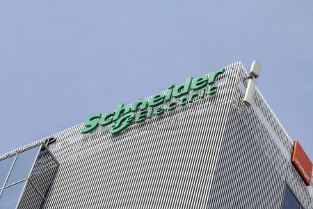 Téléchargez les photos : Bucarest, Roumanie : Un logo de Schneider Electric, spécialiste mondial de la gestion de l'énergie et de l'automatisation, est affiché sur le toit d'un bâtiment, dans le quartier "Pipera". - en image libre de droit