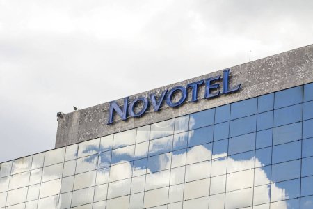 Téléchargez les photos : Bucarest / Roumanie : Immeuble Novotel dans le centre ville de Bucarest. Hôtel de luxe - en image libre de droit