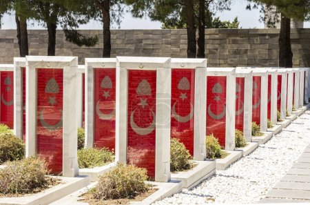Foto de CANAKKALE, TURQUÍA - Junio, 2022: El cementerio militar Canakkale Martyrs Memorial es un monumento de guerra que conmemora el servicio de unos soldados turcos que participaron en la Batalla de Gallipoli.. - Imagen libre de derechos