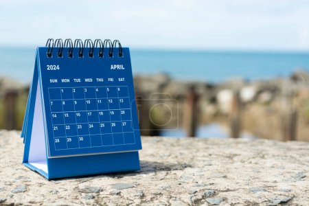 Foto de Calendario azul abril 2024 sobre fondo borroso del océano azul. 2024 Concepto de Año Nuevo - Imagen libre de derechos