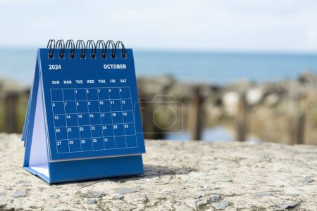 Foto de Calendario azul octubre 2024 sobre fondo borroso del océano azul. 2024 Concepto de Año Nuevo - Imagen libre de derechos