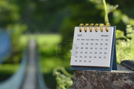 Januar 2024 Kalender mit grün verschwommenem Hintergrund der Hängebrücke. Neujahrskonzept.