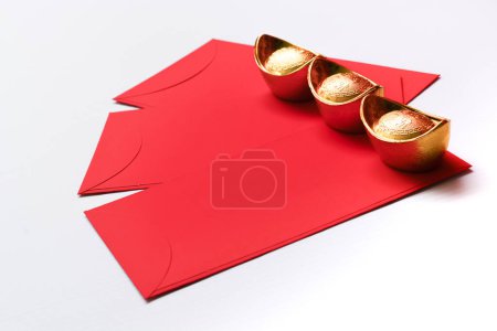 Foto de Año Nuevo chino decoraciones festival de primavera paquete rojo y lingotes de oro sobre fondo blanco. - Imagen libre de derechos