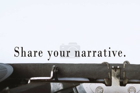 Comparte tu texto narrativo en una vieja máquina de escribir. Banner y concepto de narración.