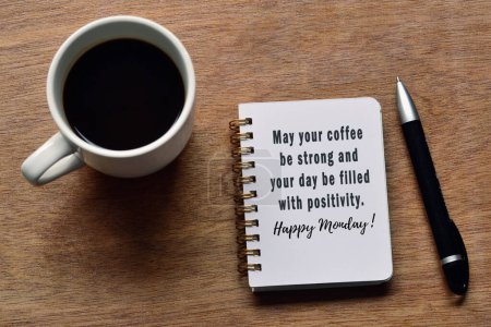 Motivationszitat auf Notizblock mit Kaffeetasse und Stift auf Holzschreibtisch Mögen Sie Kaffee stark sein und Ihren Tag mit Positivität füllen, Frohen Montag.