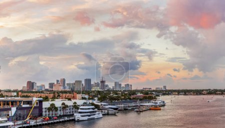 Téléchargez les photos : Vue du centre-ville de Fort Lauderdale depuis le pont de la 17e rue au coucher du soleil. - en image libre de droit