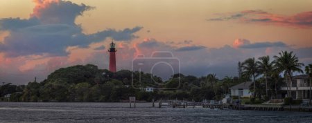Foto de View to the Jupiter lighthouse on the north side of the Jupiter Inlet at sunset, Florida, USA - Imagen libre de derechos