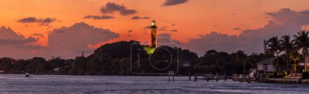 Foto de View to the Jupiter lighthouse on the north side of the Jupiter Inlet at sunset, Florida, USA - Imagen libre de derechos