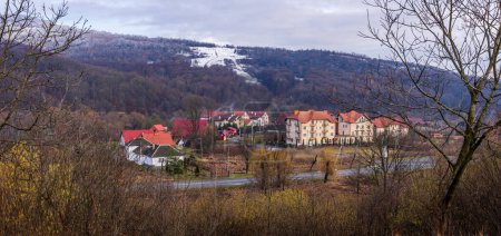 Téléchargez les photos : Solochyn is in a quiet area of the picturesque Carpathian Mountains. - en image libre de droit