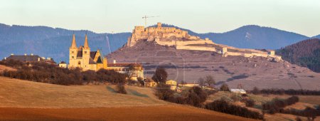 Téléchargez les photos : Vue panoramique sur le château de Spis et la cathédrale Saint-Martins au coucher du soleil. - en image libre de droit