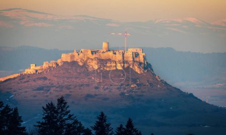 Téléchargez les photos : Les ruines du château de Spis dans l'est de la Slovaquie au lever du soleil. - en image libre de droit