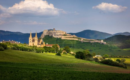 Téléchargez les photos : Les ruines du château de Spis dans l'est de la Slovaquie forment l'un des plus grands sites du château en Europe centrale. Le château est situé au-dessus de la ville de Spisske Podhradie avec Spisska Kapitula - en image libre de droit