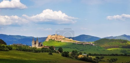 Foto de Las ruinas del castillo de Spis en el este de Eslovaquia forman uno de los sitios de castillo más grandes de Europa Central. El castillo está situado por encima de la ciudad de Spisske Podhradie con Spisska Kapitula - Imagen libre de derechos