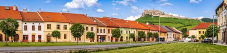 Téléchargez les photos : Spisske Podhradie est une ville slovaque de la région de Presov. Spisske Podhradie est situé au pied de la colline du château de Spis. - en image libre de droit