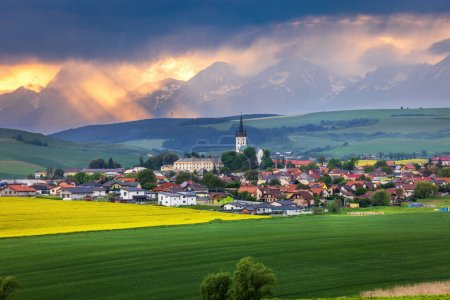 Spissky Stvrtok ist ein Dorf und eine Gemeinde im Bezirk Levoca in der Region Presov in der Mittelostslowakei. Hohe Tatra im Hintergrund