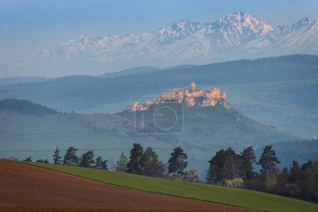 Foto de Castillo de Spis con Tatras Altos en el fondo - Imagen libre de derechos