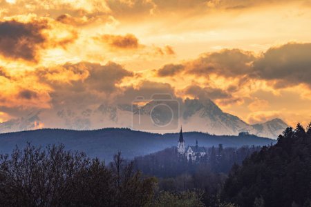 Téléchargez les photos : Vue sur la basilique de la Vierge Marie, Levoca et Hautes Tatras en arrière-plan - en image libre de droit