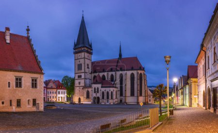 Téléchargez les photos : Vue de nuit vers le centre de Bardejov avec éclairage. Bardejov est une des villes les plus gothiques de Slovaquie. Son centre se compose d'un ensemble de bâtiments historiques. - en image libre de droit