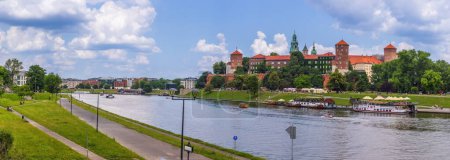 Téléchargez les photos : La Vistule coule directement sous le palais royal de Cracovie sur la colline de Wawel et permet un après-midi de détente au soleil. - en image libre de droit