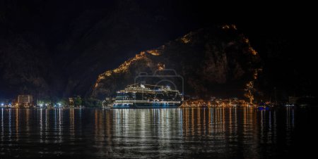 Téléchargez les photos : Bateau de croisière dans le port de Kotor Monténégro la nuit - en image libre de droit