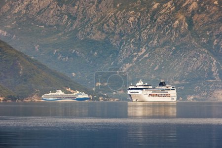 Foto de Kotor, Montenegro - 14 de septiembre de 2023: Crucero está llegando a la bahía de Kotor al amanecer. - Imagen libre de derechos