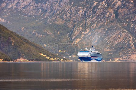 Foto de Kotor, Montenegro - 14 de septiembre de 2023: Crucero está llegando a la bahía de Kotor al amanecer. - Imagen libre de derechos