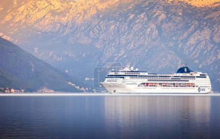 Foto de Kotor, Montenegro - 21 de septiembre de 2023: Lirica Cruise Ship llega a la bahía de Kotor al amanecer. - Imagen libre de derechos