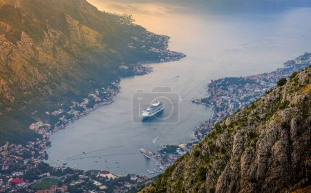 Foto de Vista a la bahía de Kotor al atardecer desde arriba - Imagen libre de derechos
