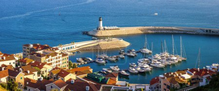Foto de Lustica es una península en el sur del mar Adriático, situada a la entrada de la bahía de Kotor en el suroeste de Montenegro.. - Imagen libre de derechos