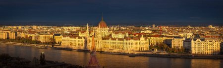 Téléchargez les photos : Célèbre Parlement hongrois à Budapest au coucher du soleil. - en image libre de droit