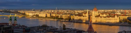 Téléchargez les photos : Célèbre Parlement hongrois à Budapest au coucher du soleil. - en image libre de droit