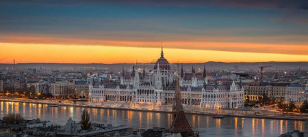 Foto de Budapest amanecer sobre el edificio del Parlamento en el río Danubio - Imagen libre de derechos