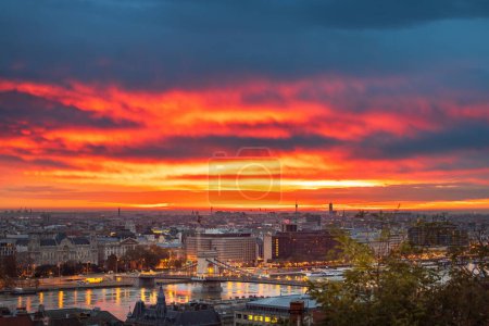 Foto de Colorido amanecer sobre el horizonte de Budapest - Imagen libre de derechos