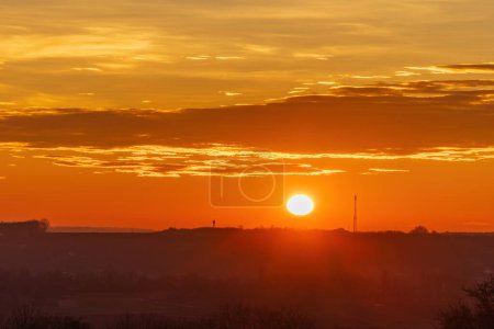 Téléchargez les photos : Beau lever de soleil dans les champs - en image libre de droit