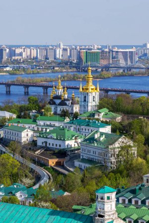 Foto de Vista a la ciudad de Kiev desde el campanario de Kiev Pechersk Lavra - Imagen libre de derechos