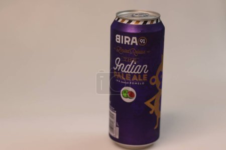 Foto de Mumbai, India, January 10 2023: One of the limited release flavours launched by Bira 91 with the name Imagined in India. The name of the flavour is Indian pale ale. Shot on white background. - Imagen libre de derechos