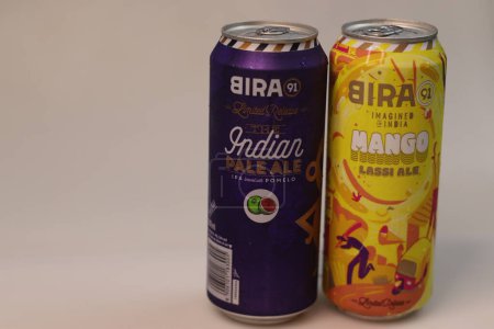 Foto de Mumbai, India, January 10 2023: Two limited release flavours launched by Bira 91 with the name Imagined in India. The name of the flavours are Indian pale ale and mango lassi ale. - Imagen libre de derechos