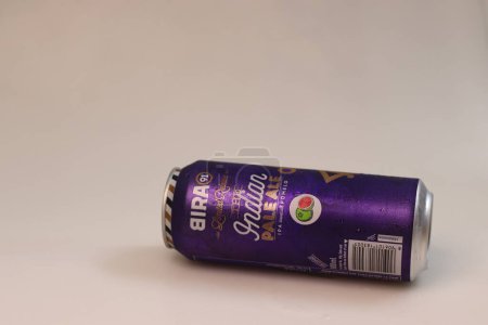 Foto de Mumbai, India, January 10 2023: One of the limited release flavours launched by Bira 91 with the name Imagined in India. The name of the flavour is Indian pale ale. Shot on white background. - Imagen libre de derechos