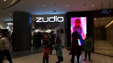 Téléchargez les photos : Mumbai, Inde, mars 2023 : Grand nombre de clients à l'intérieur du magasin de vêtements Zudio dans l'un des centres commerciaux de Mumbai. Zudio est un magasin de vêtements de valeur lancé par le groupe TATA, en Inde pour cibler le segment des revenus moyens - en image libre de droit