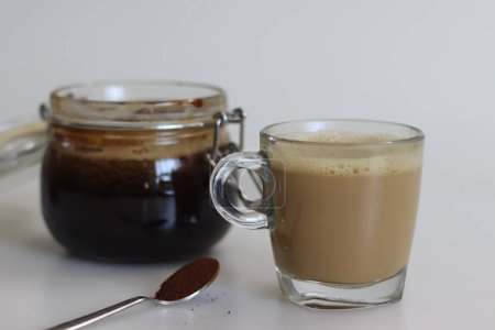 Téléchargez les photos : Filtrer le café sucré au sirop de palme. Une façon saine de faire du café sans sucre. Tourné sur fond blanc. - en image libre de droit
