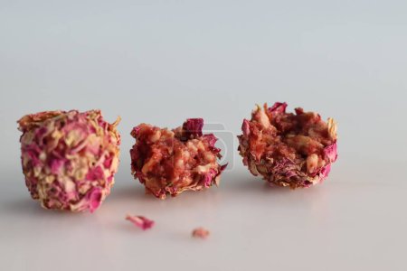 Téléchargez les photos : Pétale de rose fruits secs ladoo. Un dessert indien unique avec des pétales de rose séchés et des amandes ainsi que du sucre, du miel et de l'eau de rose. - en image libre de droit