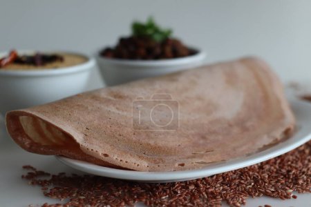 Téléchargez les photos : Navara riz ghee rôti. Craps croustillants faits avec une pâte fermentée de riz navara et de lentilles. Tourné avec du riz Navara. C'est un riz endémique avec beaucoup de valeur médicinale et a une couleur rouge unique - en image libre de droit