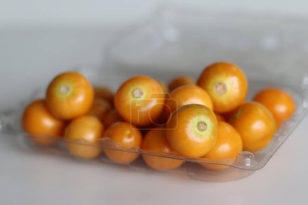 Foto de Las grosellas del Cabo, comúnmente conocidas como Rasbhari en la India, es una pequeña fruta de bayas de naranja. Tiene varios nombres como bayas doradas, bayas inca y bayas molidas. Disparo sobre fondo blanco - Imagen libre de derechos