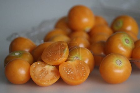 Foto de Las grosellas del Cabo, comúnmente conocidas como Rasbhari en la India, es una pequeña fruta de bayas de naranja. Tiene varios nombres como bayas doradas, bayas inca y bayas molidas. Disparo sobre fondo blanco - Imagen libre de derechos