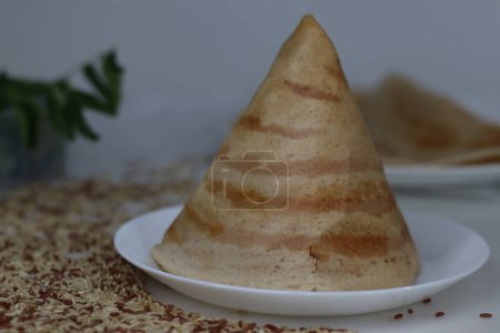 Téléchargez les photos : Riz ghee Rajamudi rôti en forme de cône. Craps croustillants à base de pâte fermentée de riz rajamudi et de lentilles. Riz Rajamudi, une variété de riz rouge qui était exclusivement pour les Maharajas de Mysore - en image libre de droit