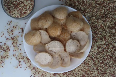 Foto de Mini tolvas o mini appam con arroz rajamudi. Una versión de Appam con masa fermentada de arroz rajamudi. Cremas lacadas en miniatura preparadas en el mini molde de unniappam chatti o appe pan - Imagen libre de derechos
